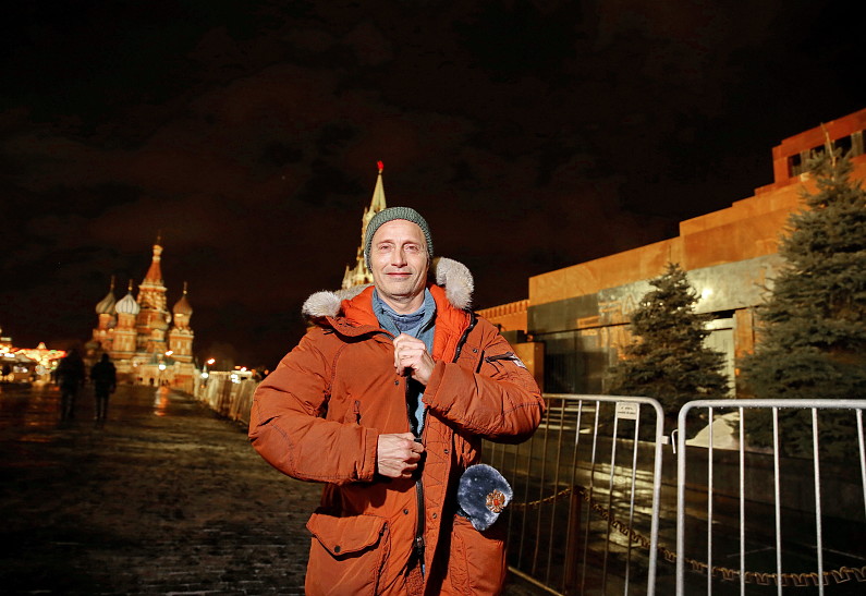 Мадс Миккельсен приехал в Москву на премьеру фильма «Затерянные во льдах»