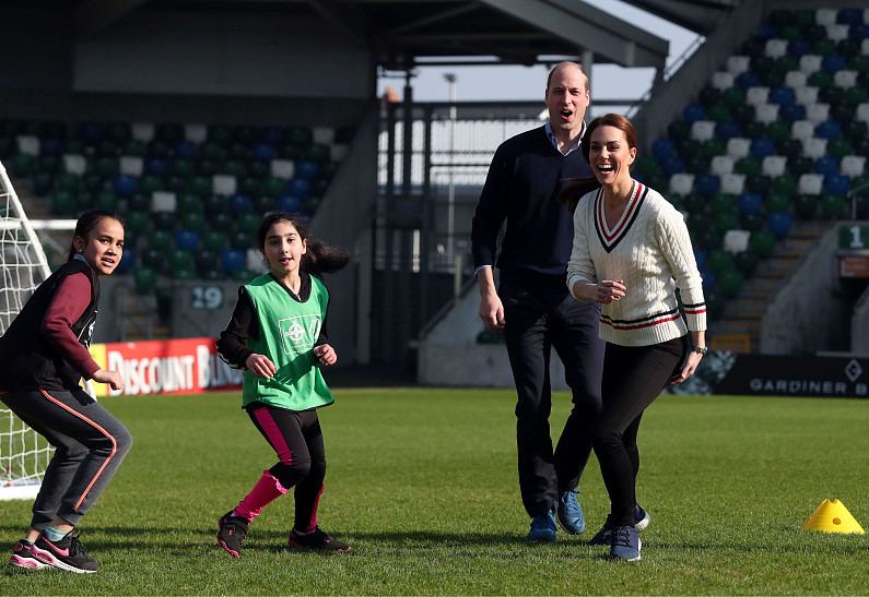 Кейт Миддлтон и Принц Уильям сыграли c детьми в футбол