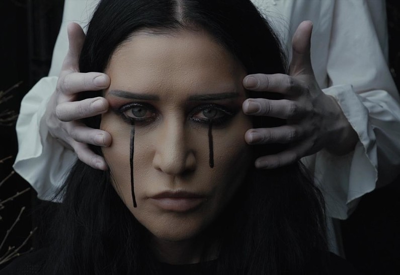 Линда представила новый клип на песню «Трещины»