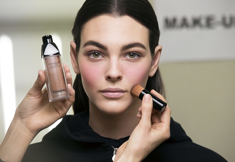 Бьюти-образ: как повторить макияж с показа Chanel осень-зима 2019-2020