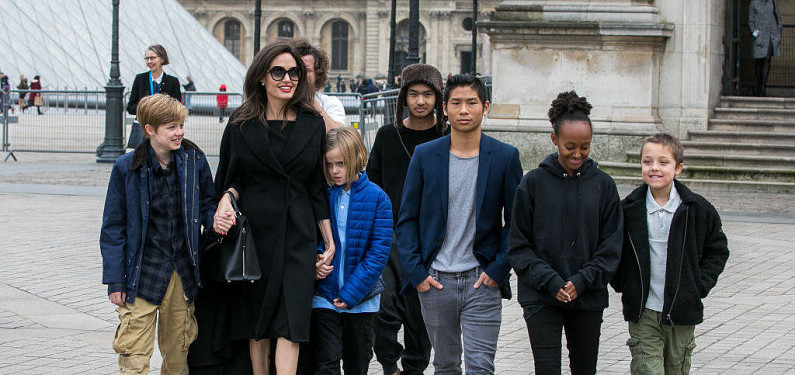 Брэд Питт считает, что Джоли неправильно воспитывает детей