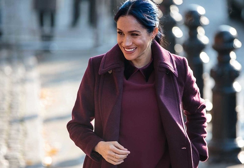 Меган Маркл выступила против дискриминации по внешним признакам, перекрасив волосы в синий цвет