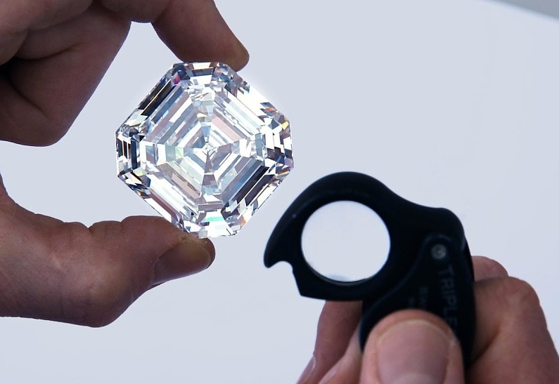 Как выглядит самый большой бриллиант огранки «изумруд»?