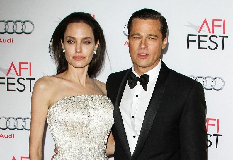 Анджелина Джоли избавилась от двойной фамилии