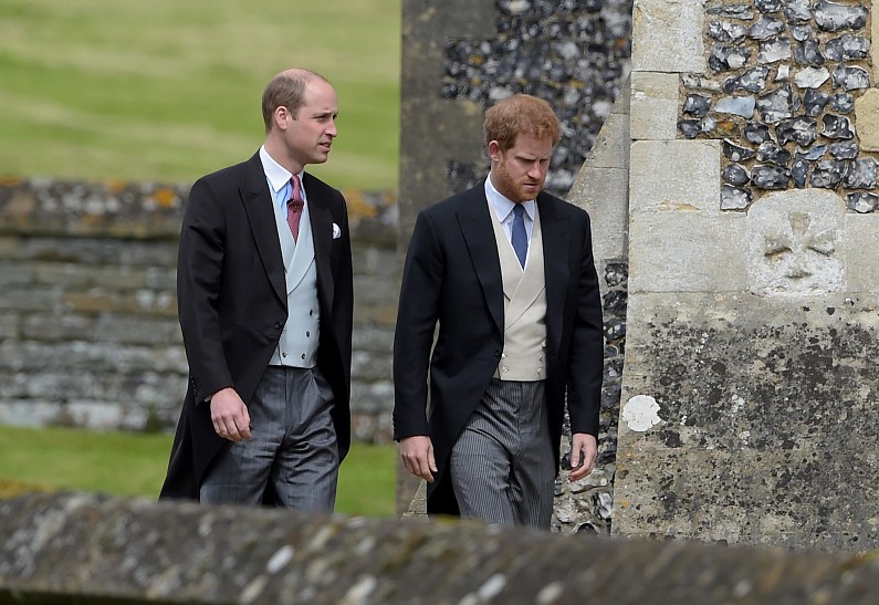 Что означает дистанция между принцами Гарри и Уильямом на церковной службе