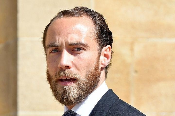 Младший брат Кейт Миддлтон катается по городу со своими собаками