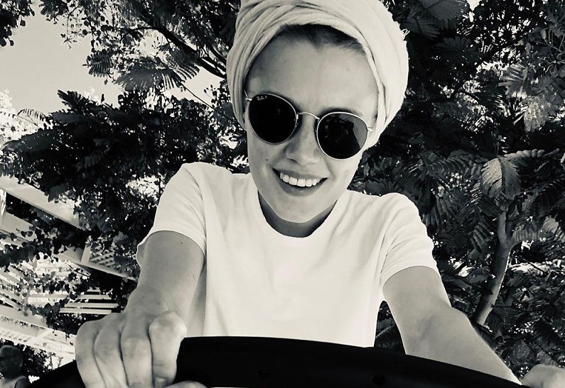 Дарья Мельникова побрилась налысо