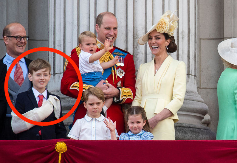На параде в честь дня рождения Елизаветы II появился мальчик с гипсом