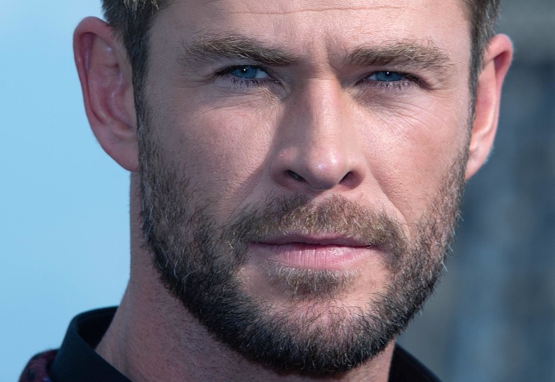 Крис Хемсворт опубликовал романтическое фото