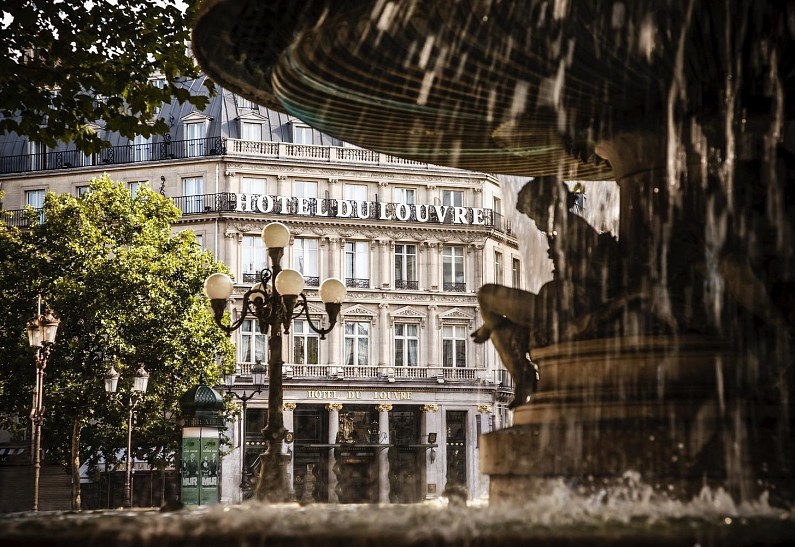 Полночь в Париже: после реновации открылся легендарный Hôtel du Louvre