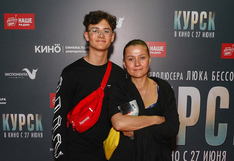 Мария Голубкина с сыном, Сергей Гармаш, Дарья Михалкова и другие гости премьеры фильма «Курск»