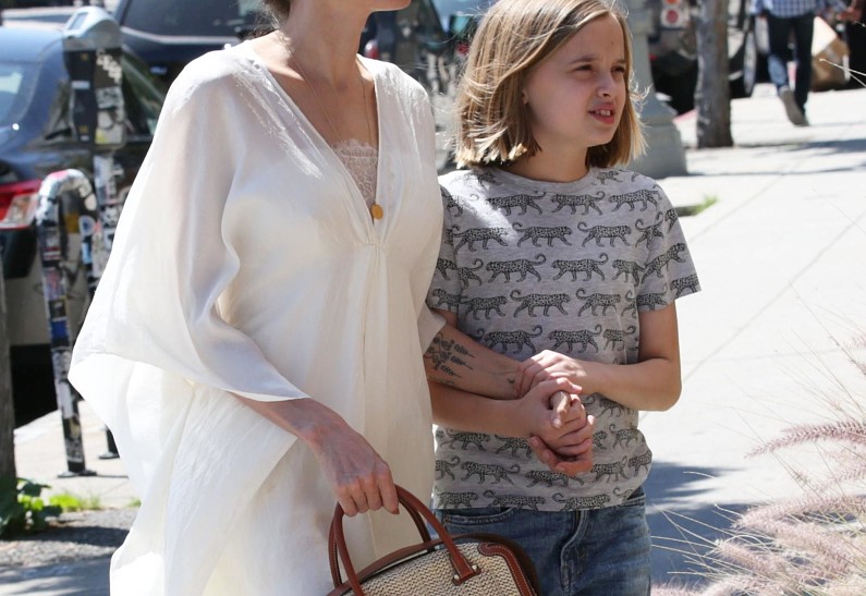 Анджелина Джоли сменила черные наряды на эффектное белое платье