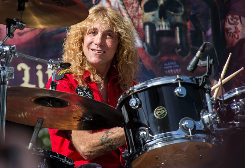 Бывший барабанщик Guns N Roses доставлен в больницу с ножевым ранением
