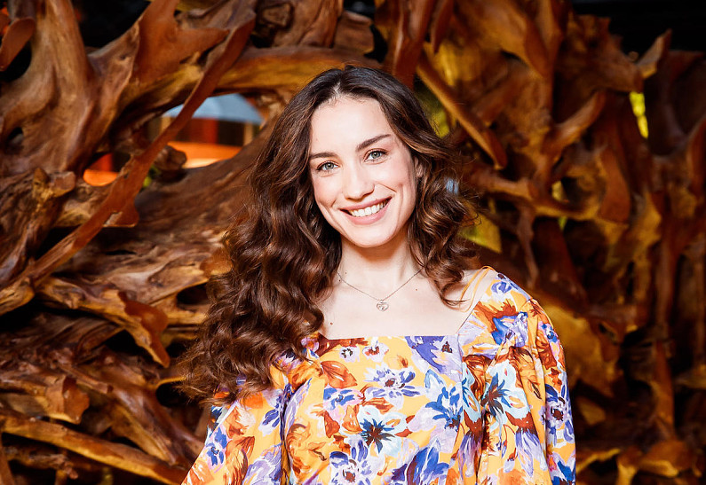 Виктория Дайнеко, Александра Ревенко, Наталья Рудова на премьере нового сезона сериала «Рассказ служанки»