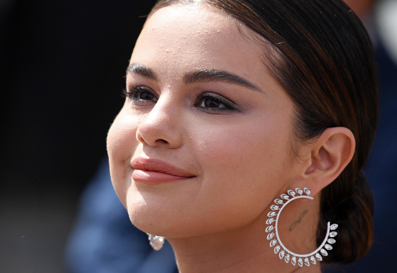 Красный или белый: поклонники выбрали, какой купальник больше подходит Селене Гомес