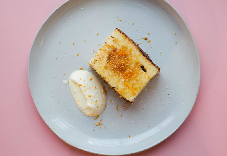 Шеф рекомендует: начать утро с нежной творожной запеканки