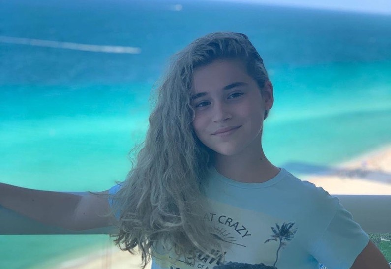 Микелла Абрамова перепела «Shallow» Леди Гаги и Брэдли Купера