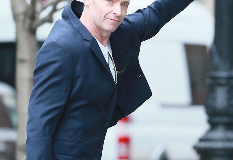 50-летний Хью Джекман дал фору молодым серфингистам на пляже