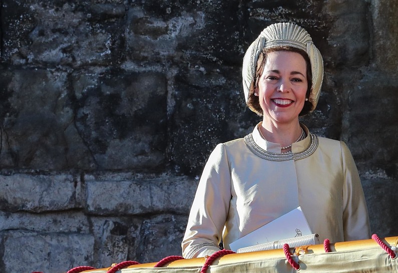 Оливия Колман повторила фотографию Елизаветы II с корги
