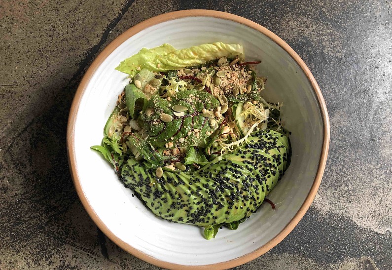 Healthy-ужин: Зеленый салат с авокадо и фундуком