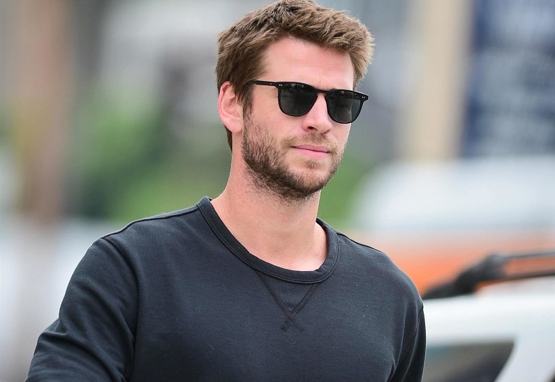 Что делает Лиам Хемсворт, пока Майли Сайрус отдыхает в Италии?