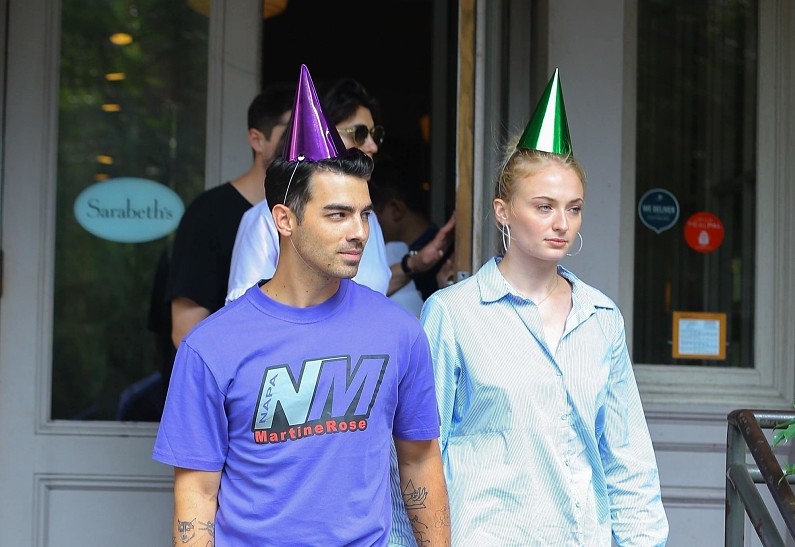 Софи Тернер и Джо Джонас в праздничных колпаках гуляют по Нью-Йорку