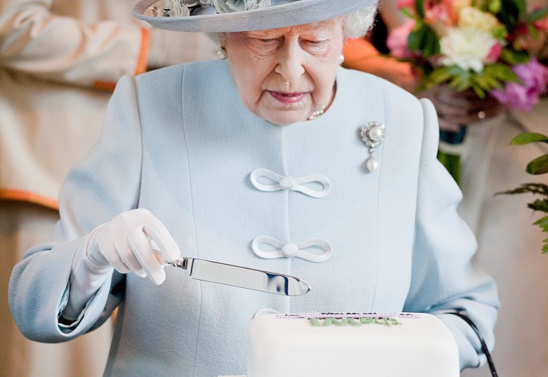 У королевы Елизаветы II есть любимый торт, который она берет с собой в путешествия