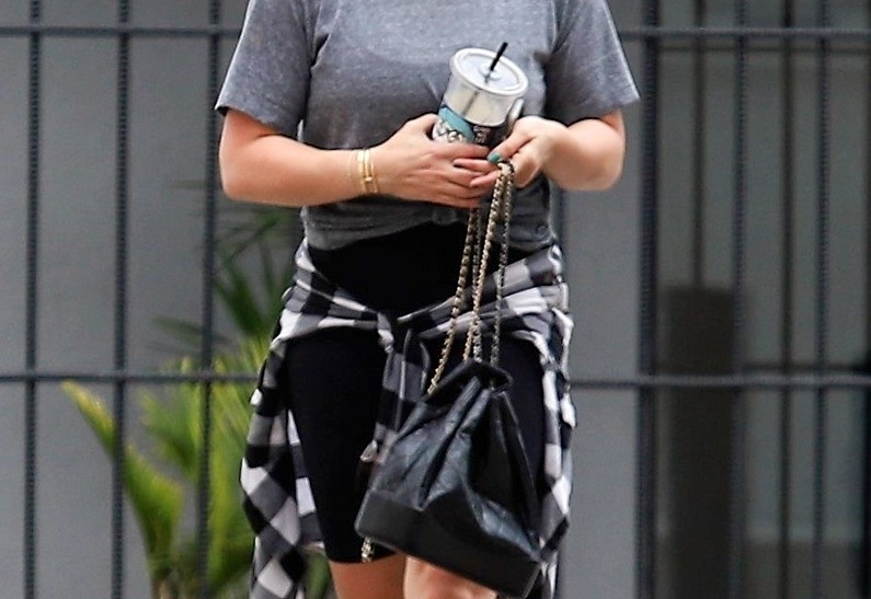 В сети появилось фото Хилари Дафф в купальнике