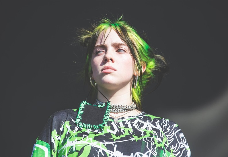 Билли Айлиш пожаловалась на обложку журнала, сделавшего ее лысым киборгом