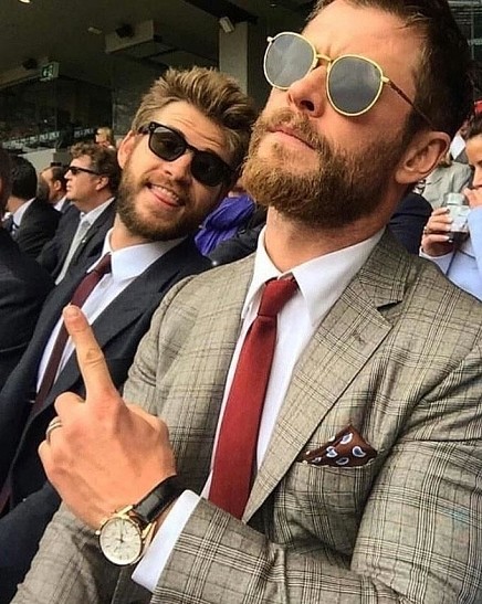 Братья Хемсворт дали поклонницам возможность сравнить их фигуры