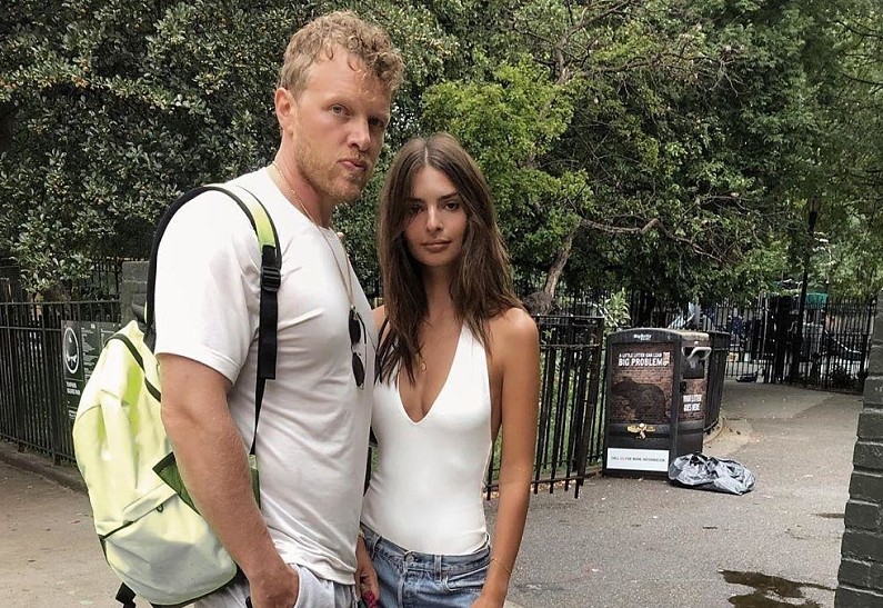 Эмили Ратаковски опубликовала новое фото с мужем