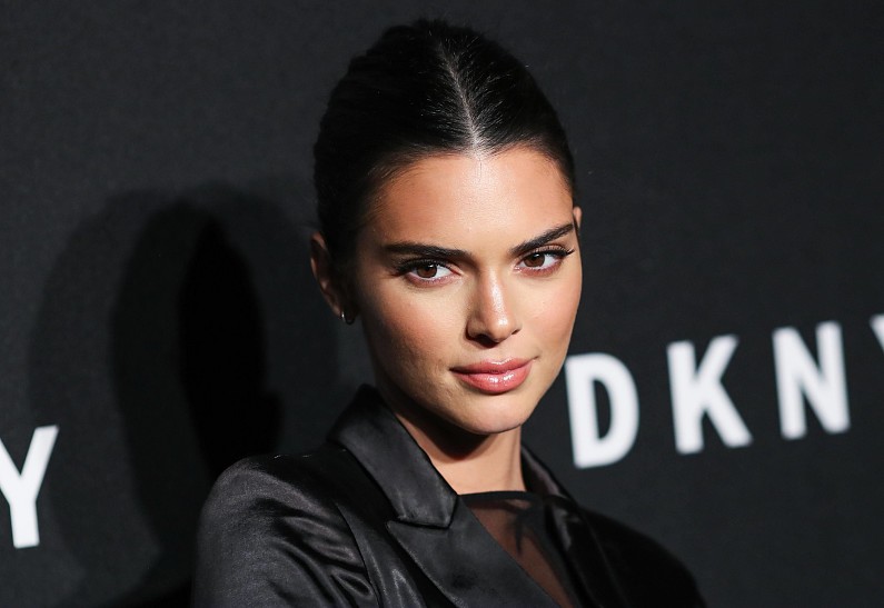 Из брюнетки в блондинку: Кендалл Дженнер впервые покрасила волосы