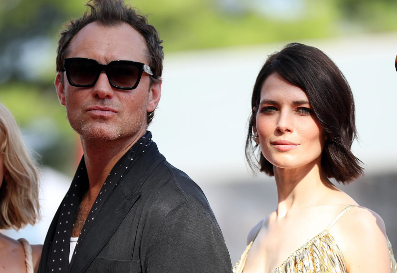 Юлия Снигирь и Джуд Лоу представили на Венецианском фестивале сериал «Новый папа»