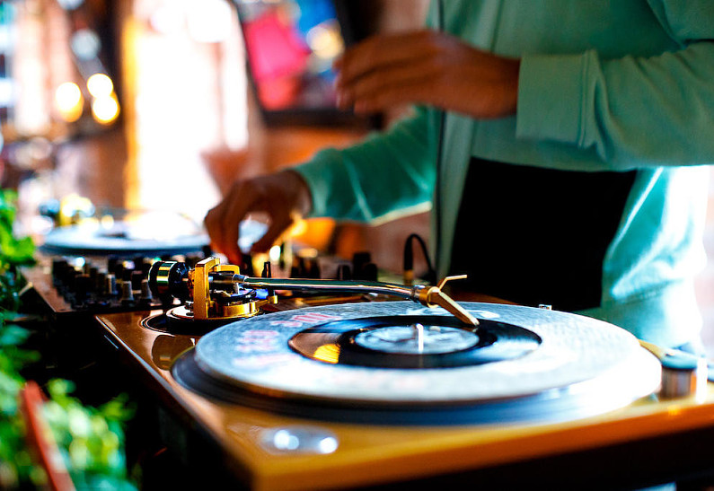 В ритме джаза: в Танцы food&people и гастробаре «Игристый» проходят джазовые вечера на виниле