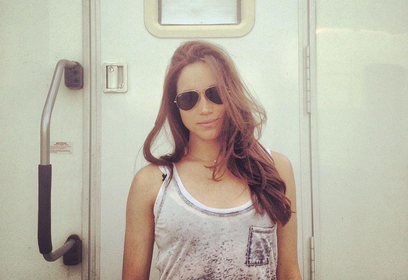 В халате и под зонтом: актер сериала «Форс-мажоры» показал снимки с Меган Маркл из личного архива