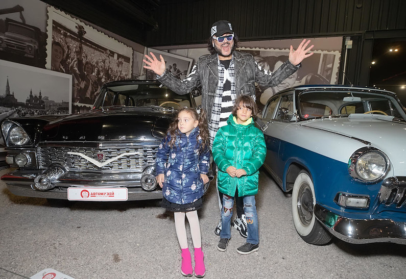 Филипп Киркоров с детьми, Нонна Гришаева, Егор Дружинин и другие провели выходные в автомузее «Моторы Октября»