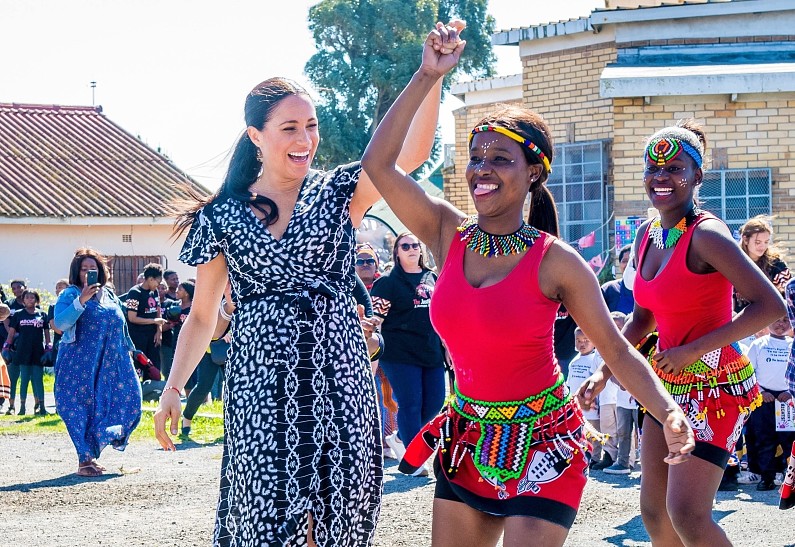 Танцуй, как Меган! Принц Гарри и Меган Маркл показали, как надо танцевать (видео)