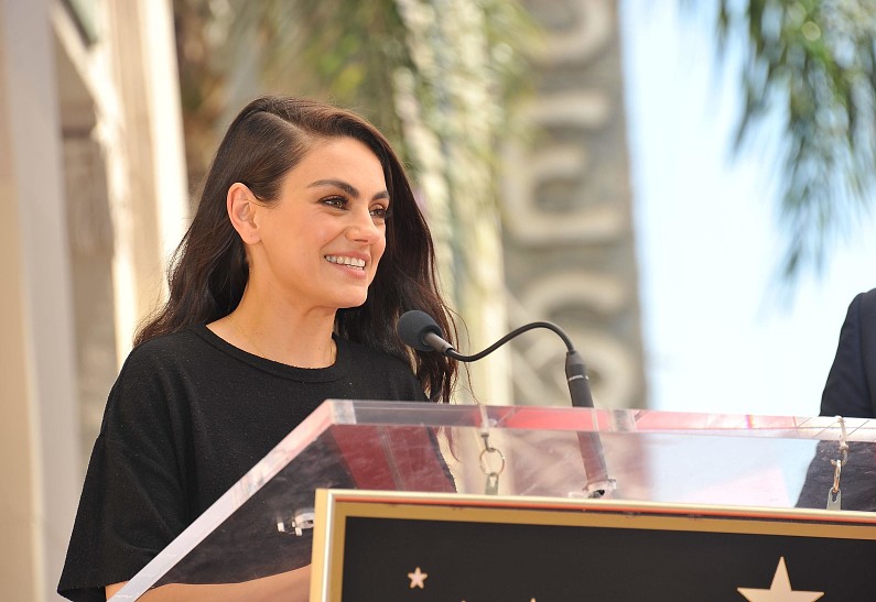 Мила Кунис шокировала поклонников, перекрасив волосы в голубой цвет