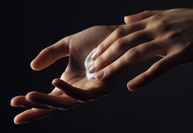 Инструкция по применению: зачем нужен ночной уход за кожей зимой