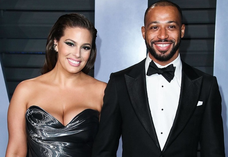 Модель plus-size Эшли Грэм впервые стала мамой