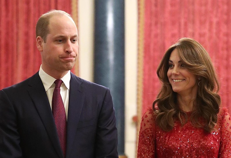 Новый выход: Принц Уильям и Кейт Миддлтон в сияющем красном встретили гостей в Букингемском дворце