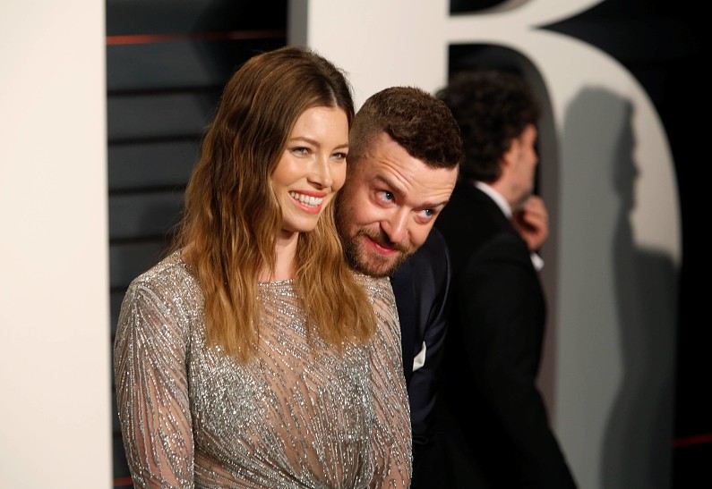 Два месяца после скандала: Джастин Тимберлейк и Джессика Бил вновь держатся за руки