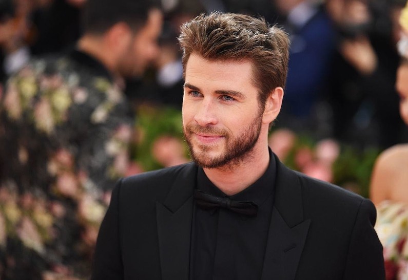 Лиам Хемсворт проводит время с новой возлюбленной в Малибу