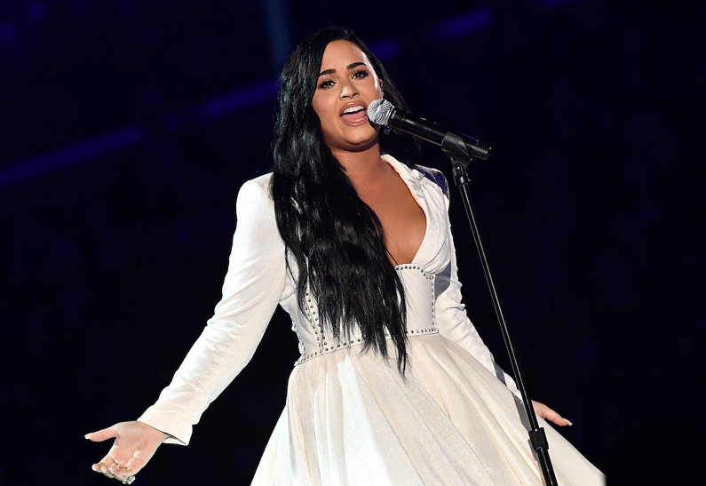 Впервые после передозировки: душераздирающее выступление Деми Ловато