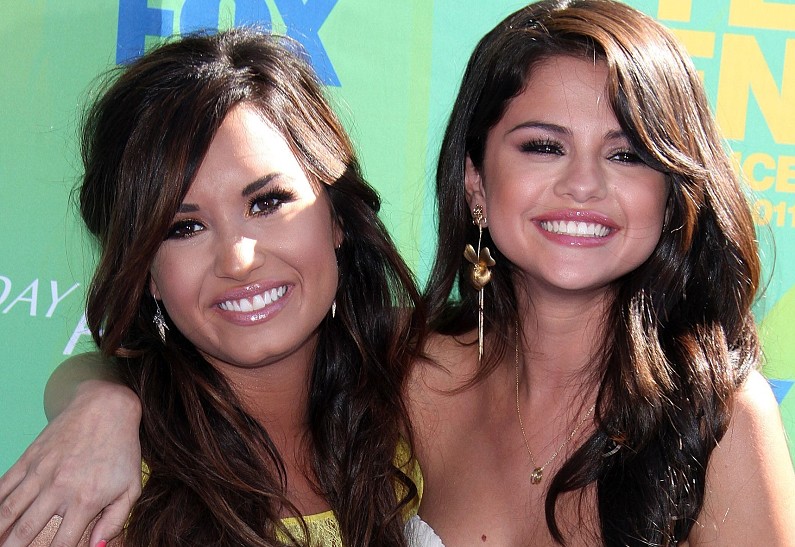 Селена Гомес трогательно поддержала Деми Ловато