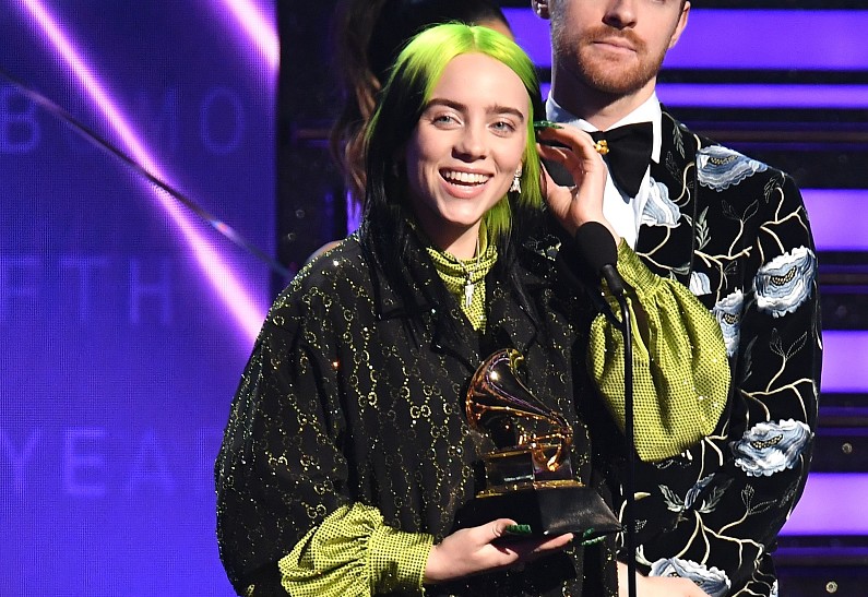 Билли Айлиш чуть не отдала свою «Грэмми» Ариане Гранде. Реакция Ари бесценна!