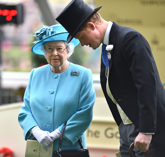 Королева Елизавета и принц Гарри