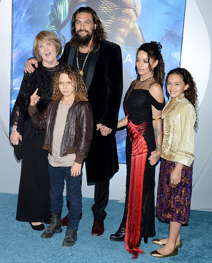Джейсон Момоа с мамой, Лизой Боне и детьми