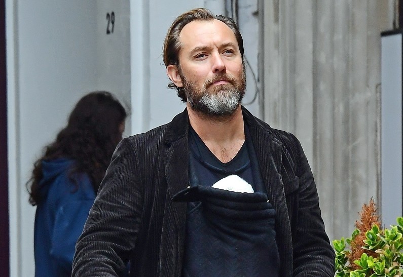 Как трогательно! Джуд Лоу на прогулке с шестым ребенком. Фото!