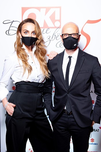 Екатерина Варнава (украшения Mercury) и Вадим Верник, маски от магазина дизайнерской одежды UNDO CONCEPT